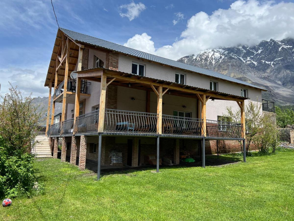 Guest House 15 Kazbegi Esterno foto