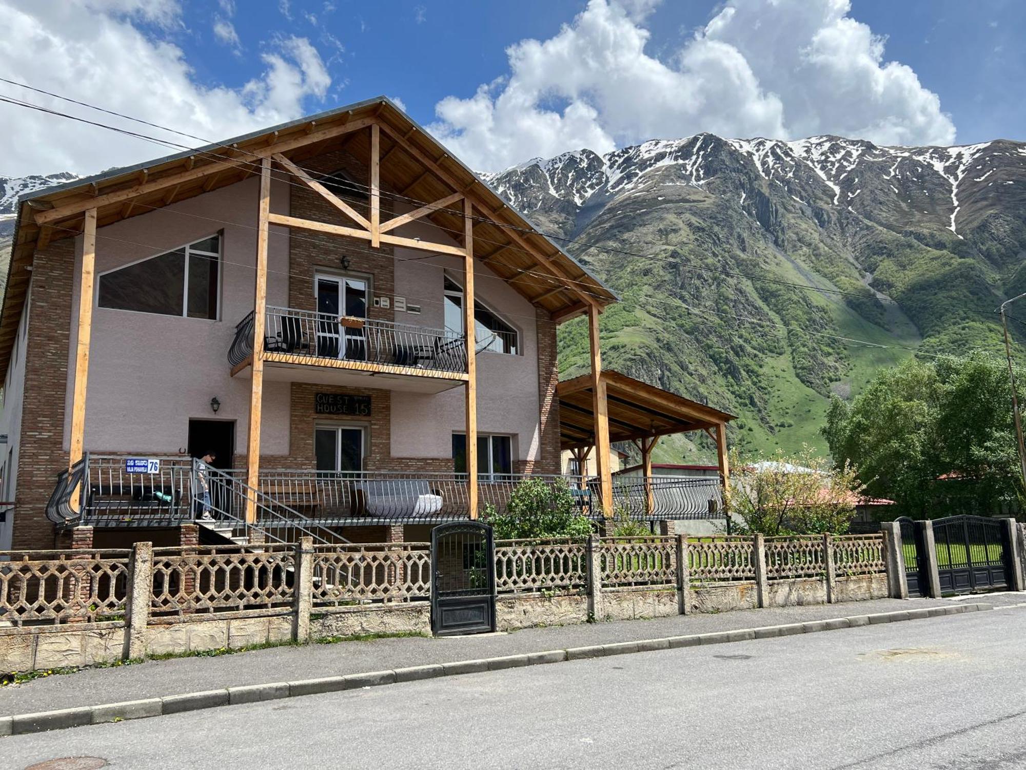 Guest House 15 Kazbegi Esterno foto