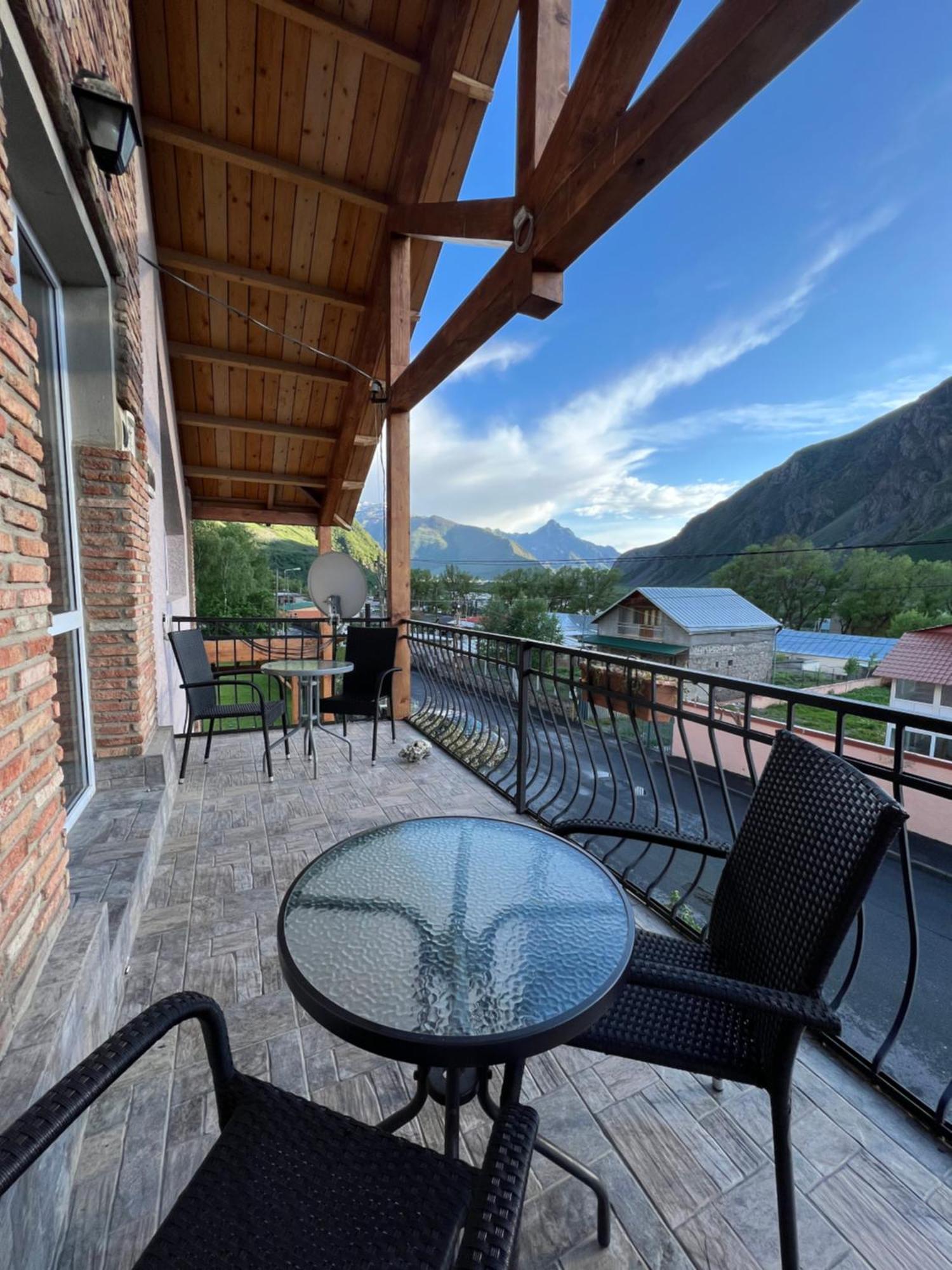 Guest House 15 Kazbegi Esterno foto