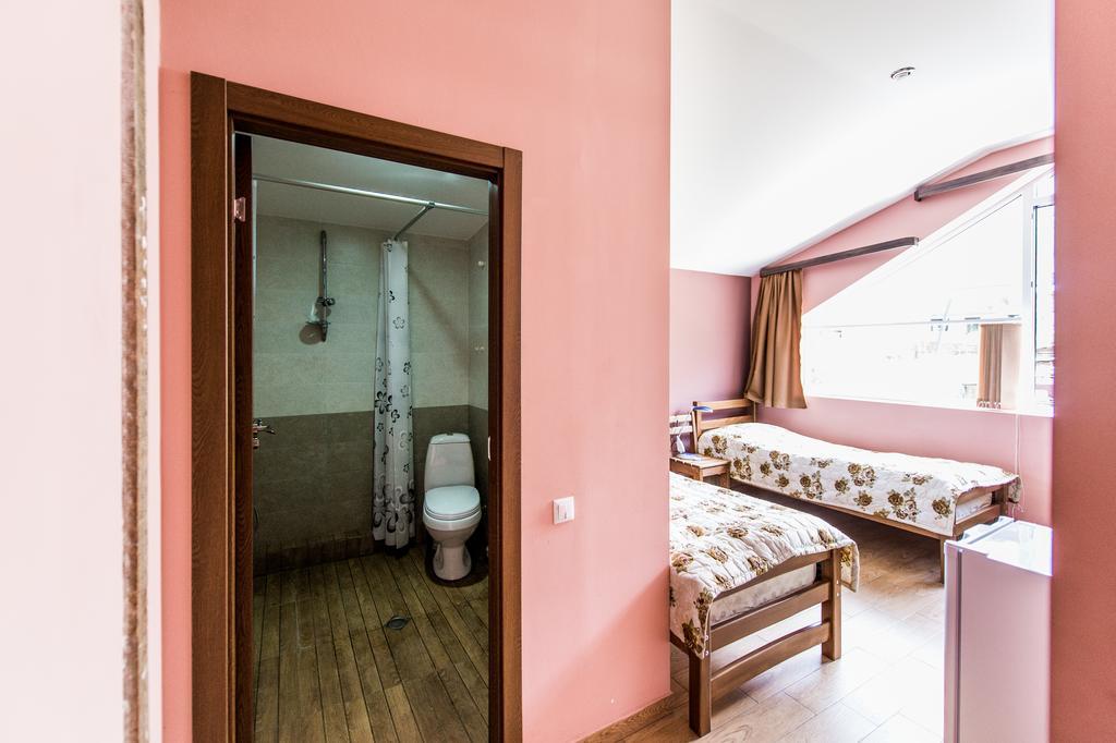 Guest House 15 Kazbegi Esterno foto
